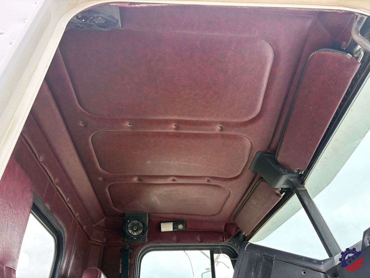 1993-freightliner-fld120-image-64