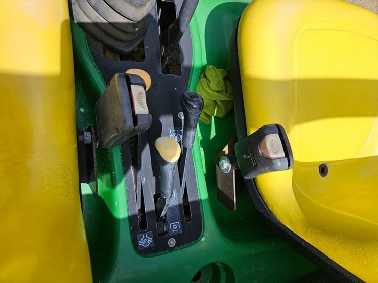 2020-john-deere-gator-image-28