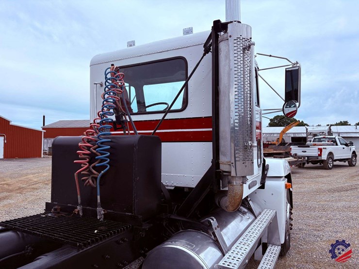 1996-freightliner-fld120-image-23