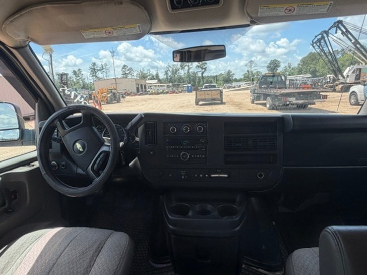 2013-chevrolet-express-3500-image-32