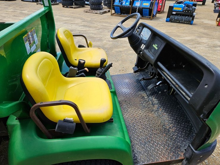 2020-john-deere-gator-image-23