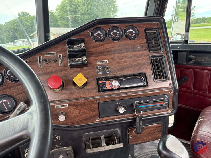 1996-freightliner-fld120-image-78