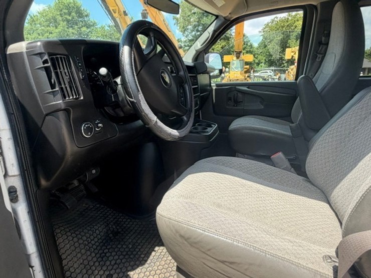 2013-chevrolet-express-3500-image-37