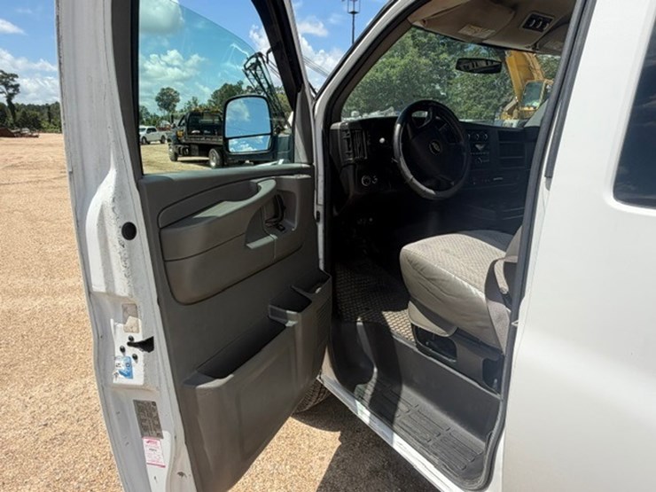 2013-chevrolet-express-3500-image-34