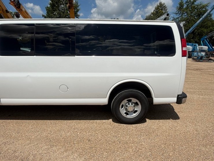 2013-chevrolet-express-3500-image-16