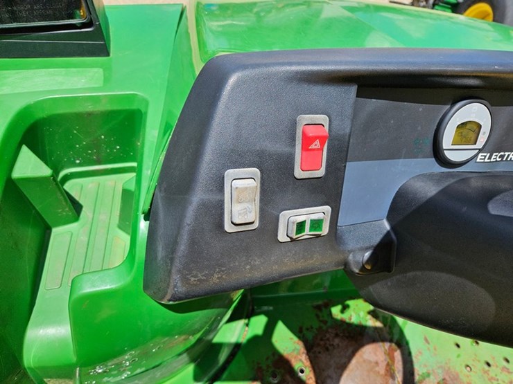 2014-john-deere-gator-image-31
