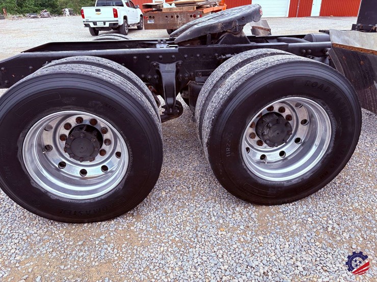 1996-freightliner-fld120-image-16