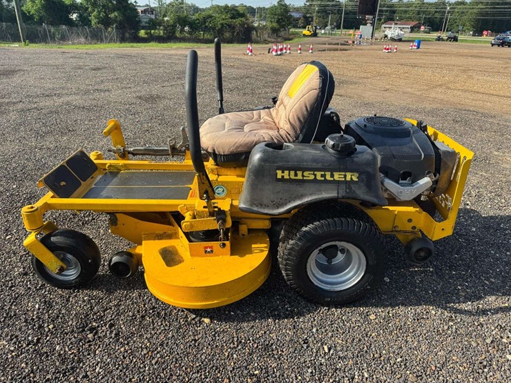 hustler-fastrack-42"-commercial-zero-turn-mower-image-8
