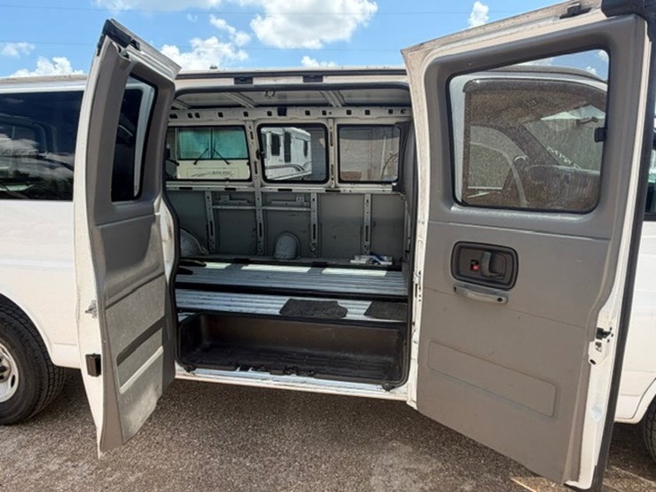 2013-chevrolet-express-3500-image-26