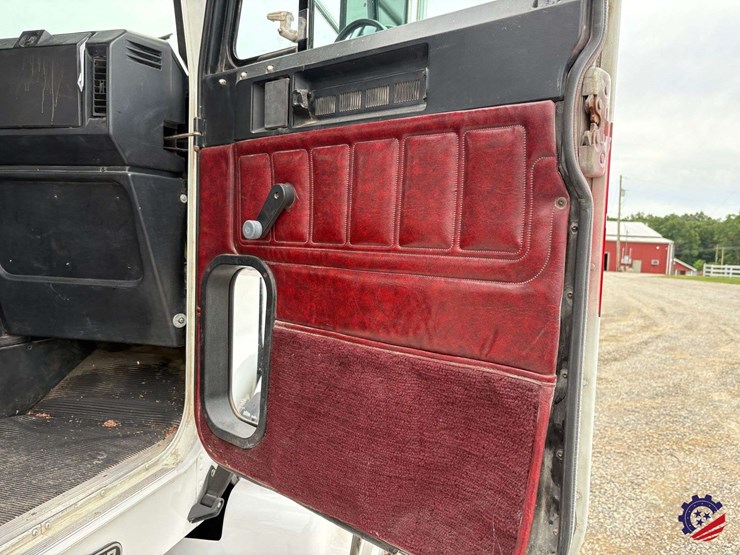 1996-freightliner-fld120-image-59