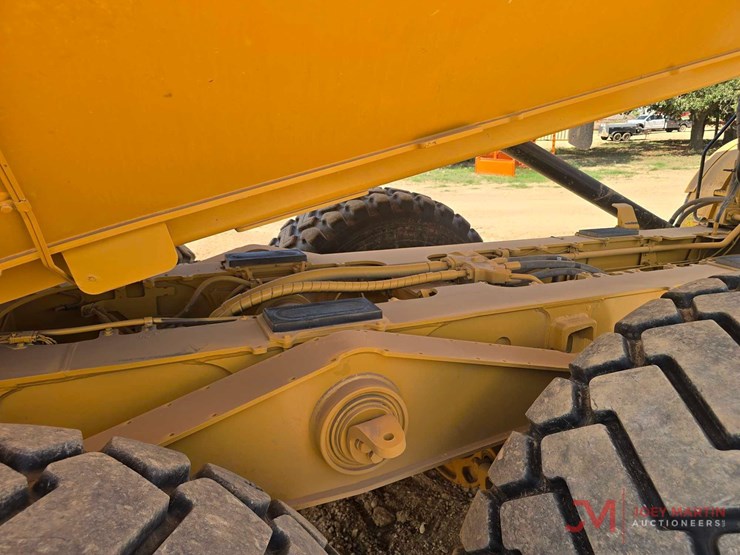2021-caterpillar-745-image-17