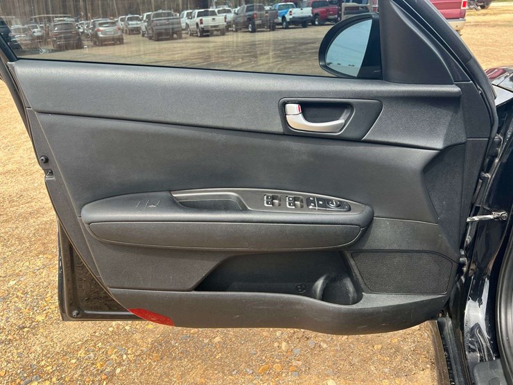 2016-kia-optima-4-door-sedan-(166,343-miles)-image-9
