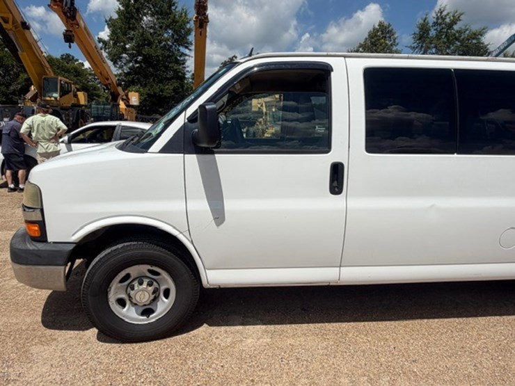 2013-chevrolet-express-3500-image-18