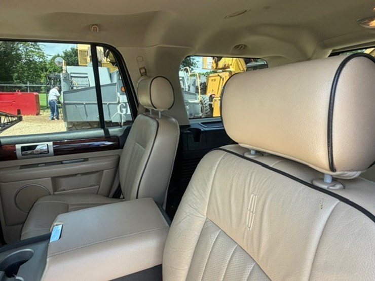 2005-lincoln-navigator-image-29