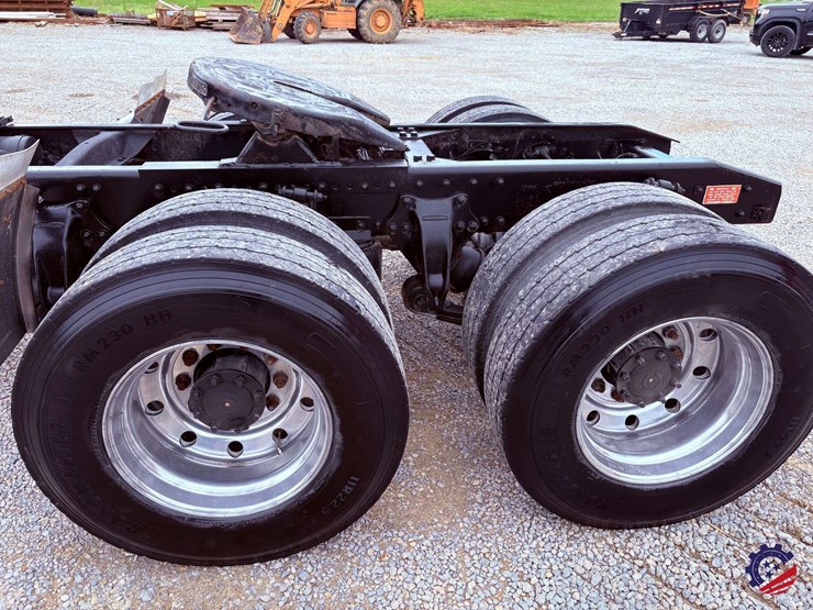 1996-freightliner-fld120-image-10