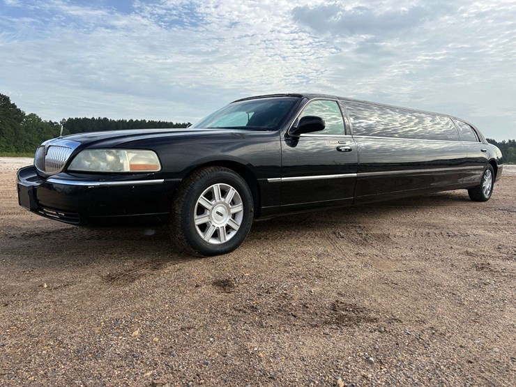 2008-lincoln-town-car-limousine-(86,235-miles)-image-1