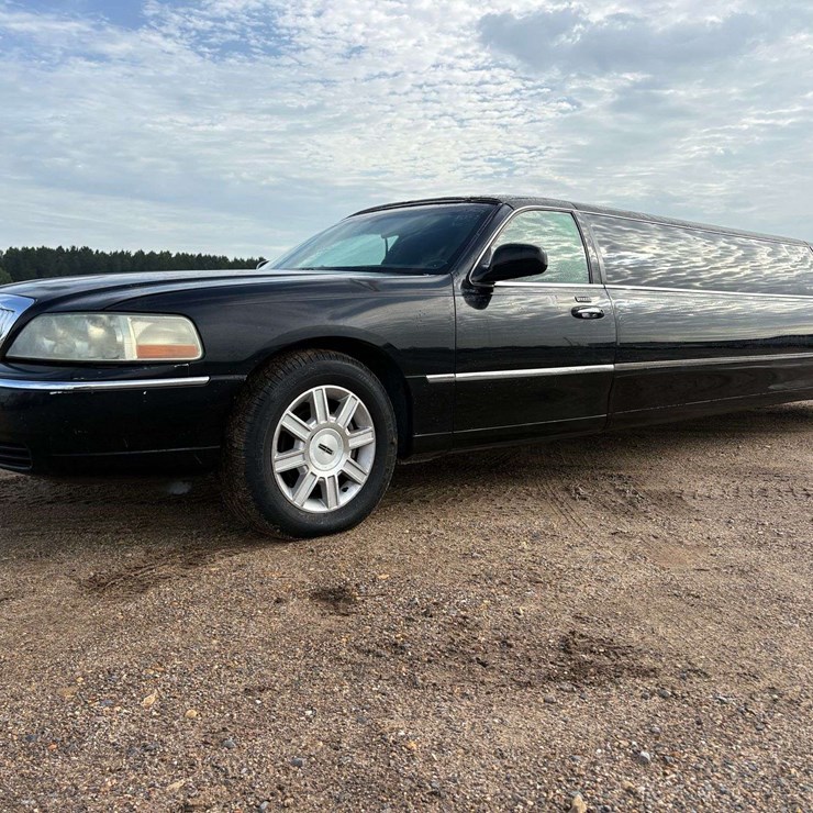 2008 Lincoln Town Car Limousine (86,235 Miles)