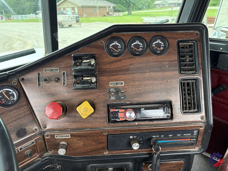1996-freightliner-fld120-image-82