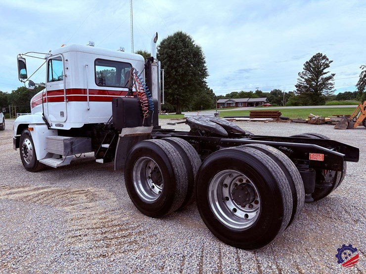 1996-freightliner-fld120-image-5