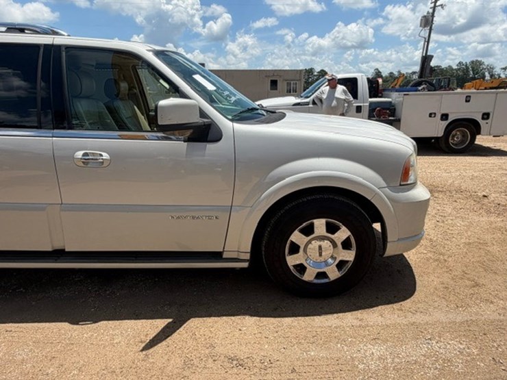 2005-lincoln-navigator-image-21