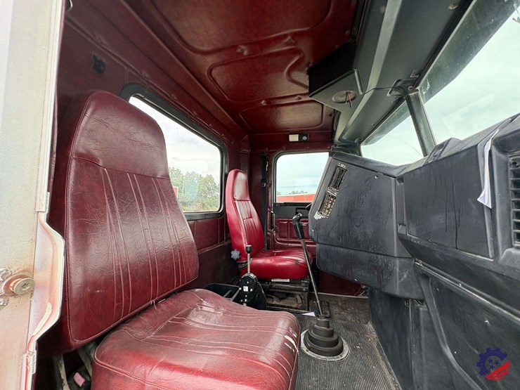 1996-freightliner-fld120-image-66
