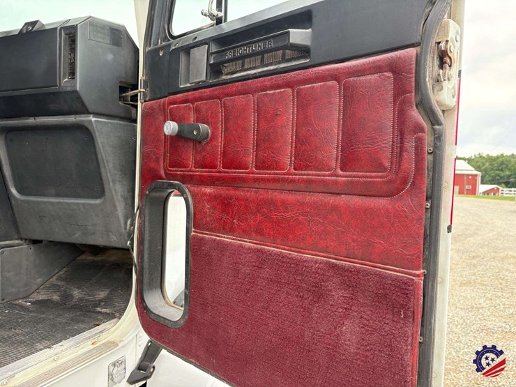 1993-freightliner-fld120-image-61