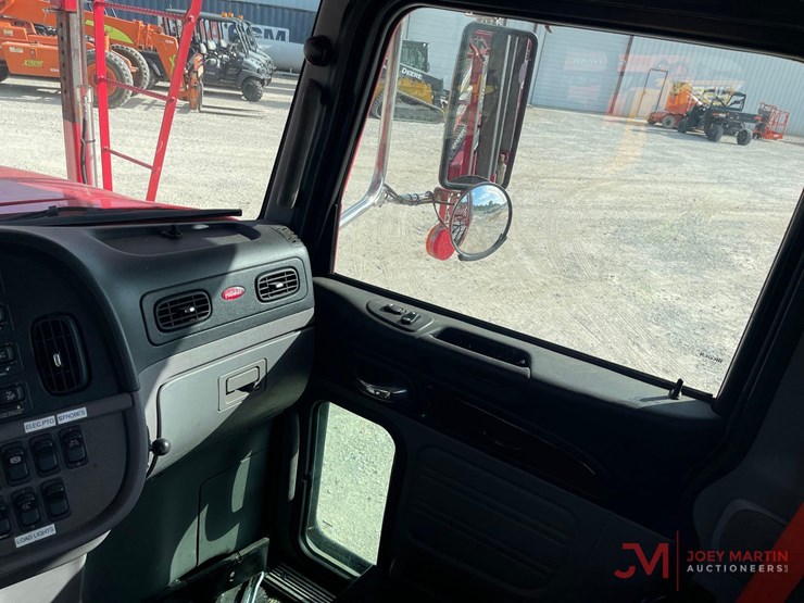 2016-peterbilt-365-image-37