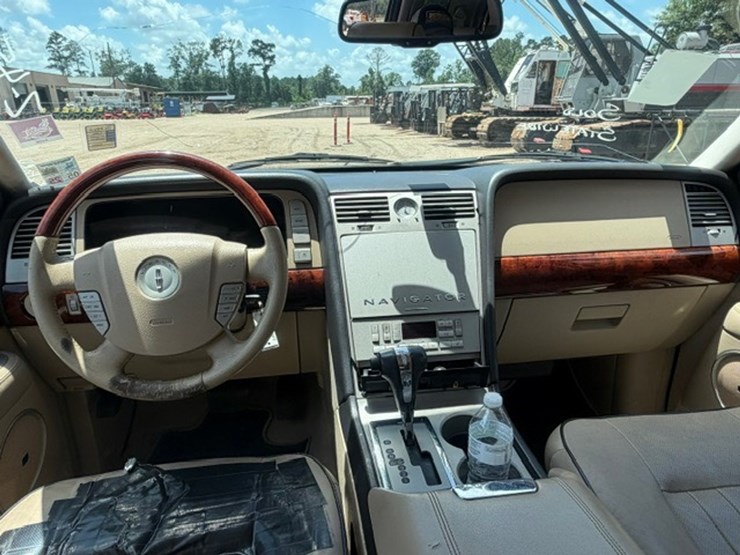 2005-lincoln-navigator-image-37