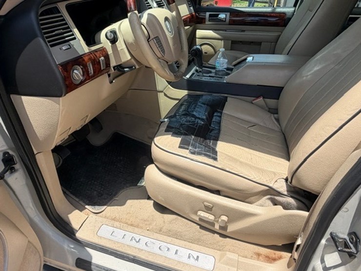 2005-lincoln-navigator-image-40