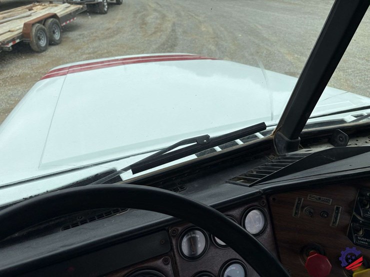 1996-freightliner-fld120-image-86