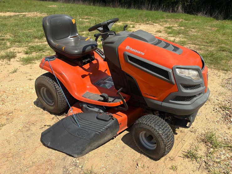 husqvarna-yth22v-46"-cut-riding-mower-image-4
