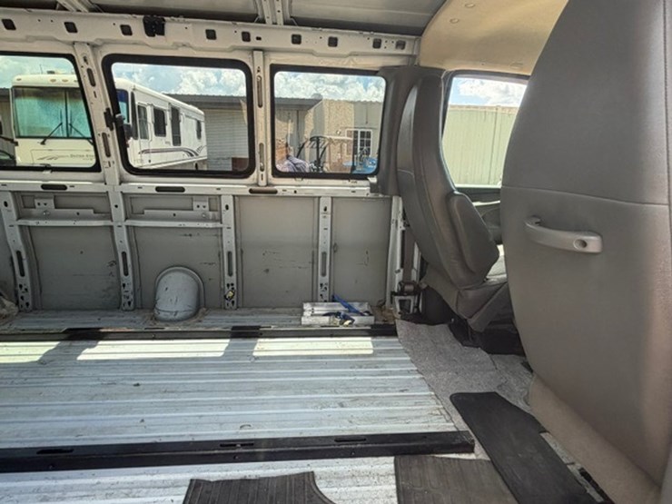 2013-chevrolet-express-3500-image-28