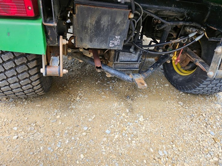 2020-john-deere-gator-image-18
