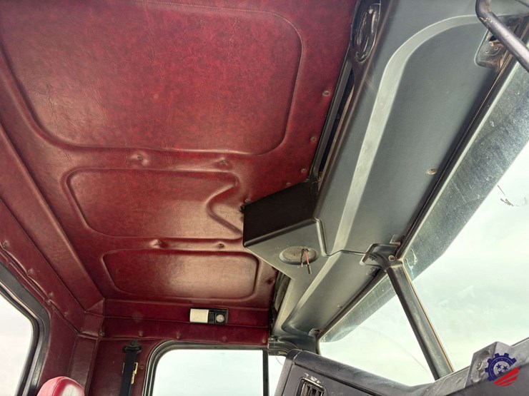 1996-freightliner-fld120-image-61