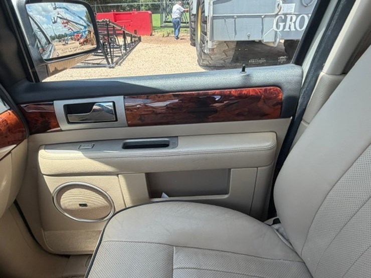 2005-lincoln-navigator-image-47