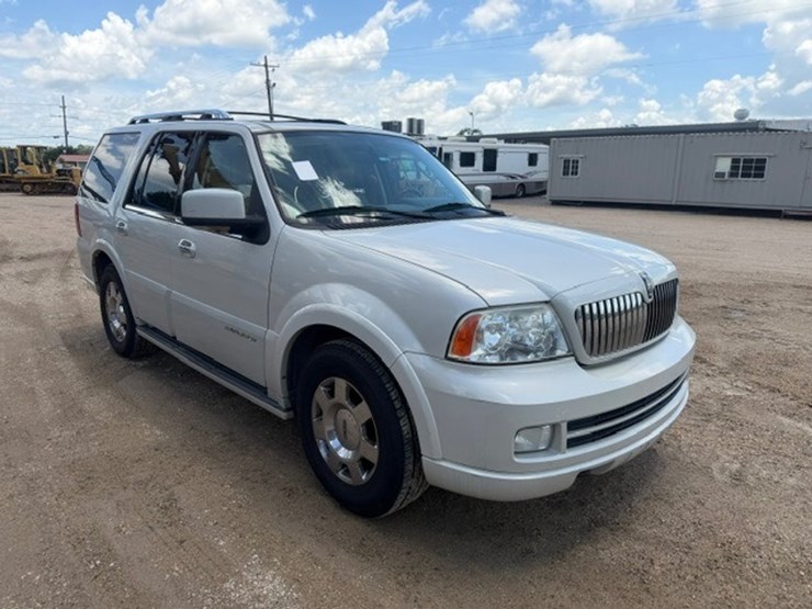 2005-lincoln-navigator-image-2