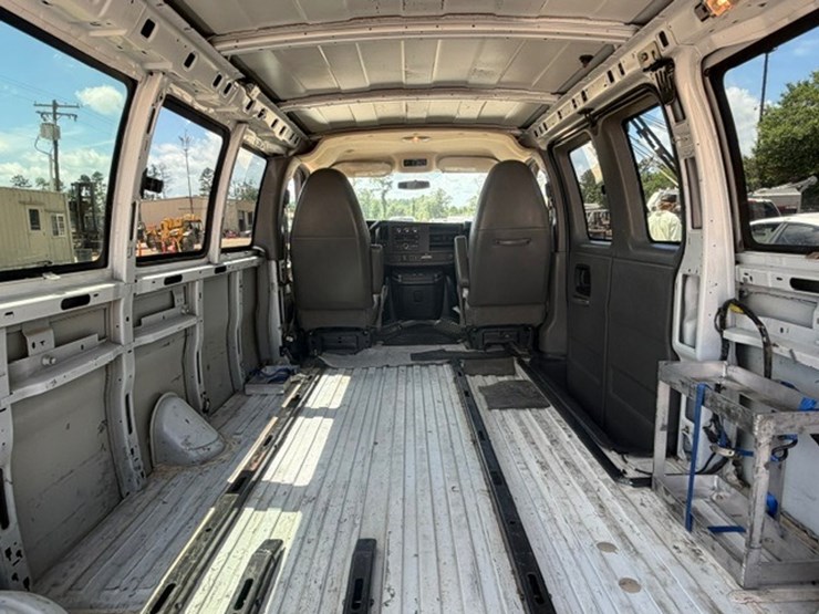 2013-chevrolet-express-3500-image-15