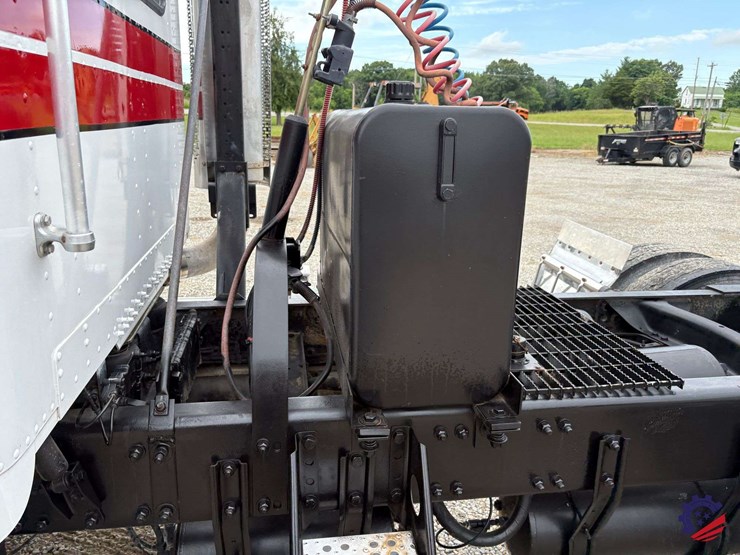 1996-freightliner-fld120-image-41