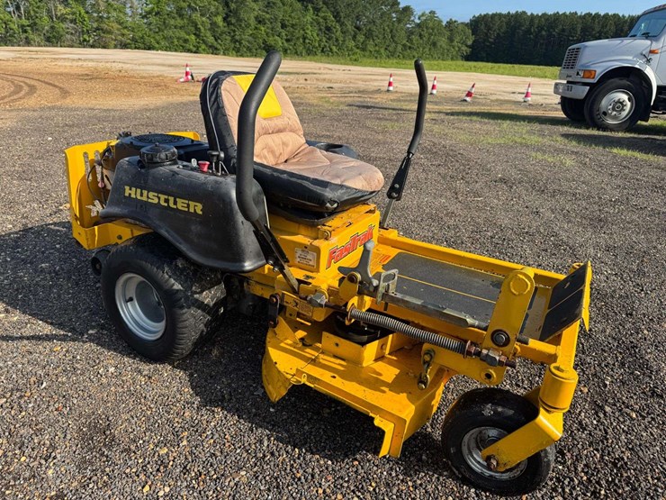 hustler-fastrack-42"-commercial-zero-turn-mower-image-2