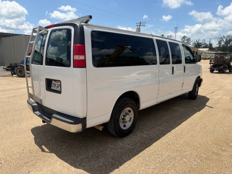 2013-chevrolet-express-3500-image-3