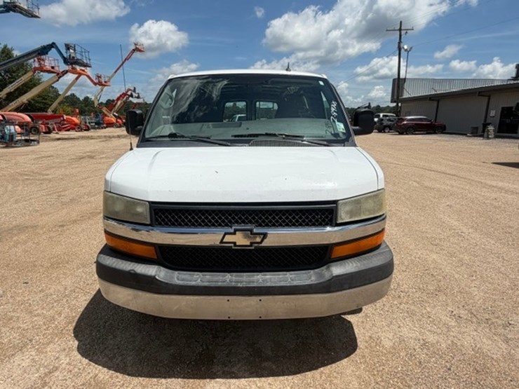2013-chevrolet-express-3500-image-6