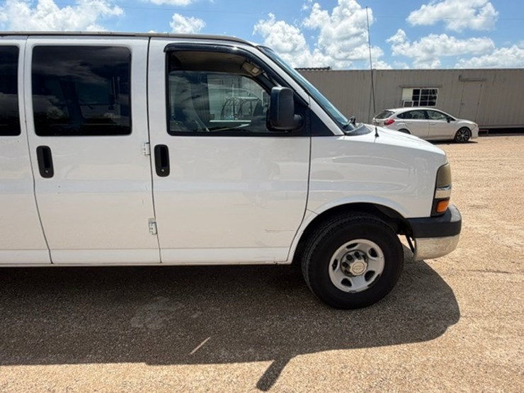 2013-chevrolet-express-3500-image-22