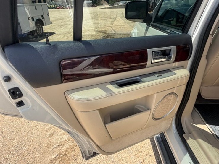 2005-lincoln-navigator-image-26
