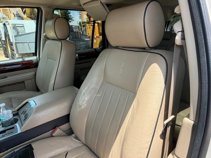 2005-lincoln-navigator-image-42