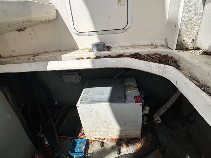 sea-ray-290-sundancer-cuddy-cabin-boat-image-10