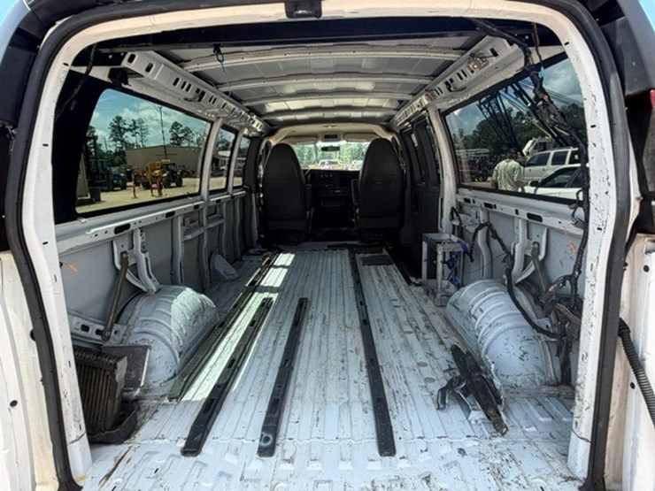 2013-chevrolet-express-3500-image-10
