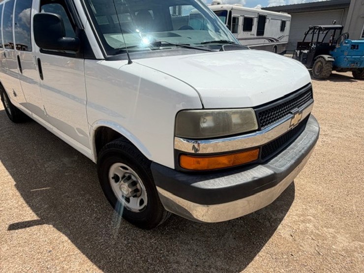 2013-chevrolet-express-3500-image-21