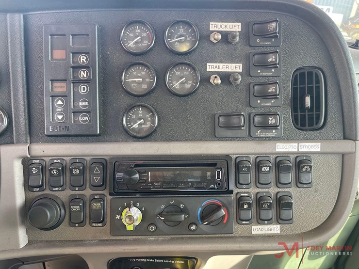 2016-peterbilt-365-image-39