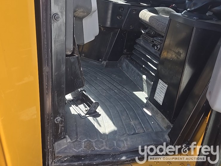 2019-caterpillar-d6t-lgp-image-46