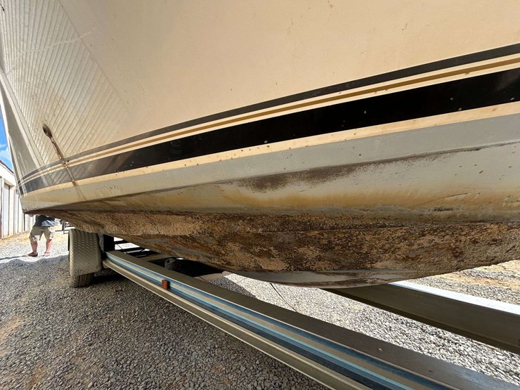sea-ray-290-sundancer-cuddy-cabin-boat-image-9